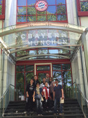 Team vor dem FC Bayern Gebäude